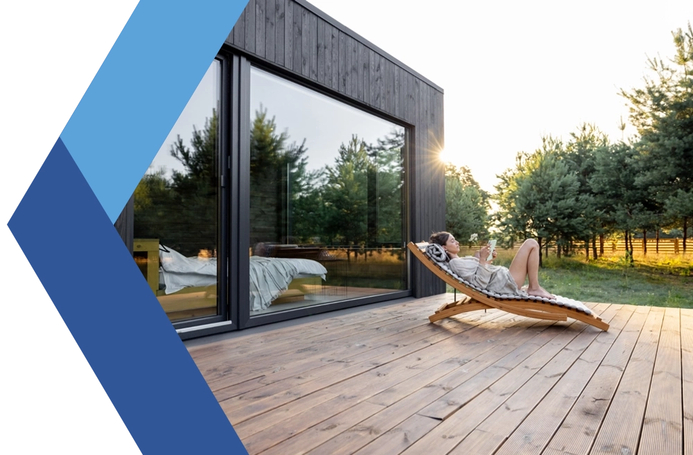 Femme sur sa terrasse en train de lire